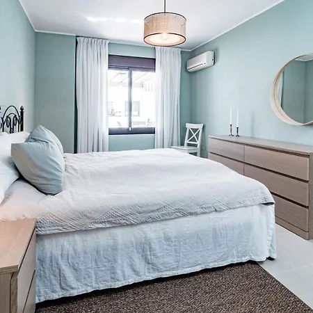 Amazing 2-bedroom Retreat In Nueva Andalucia, Steps From Centro Plaza Apartment *