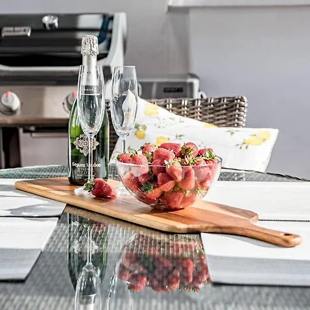 Apartment Amazing 2-bedroom Retreat In Nueva Andalucia, Steps From Centro Plaza Marbella