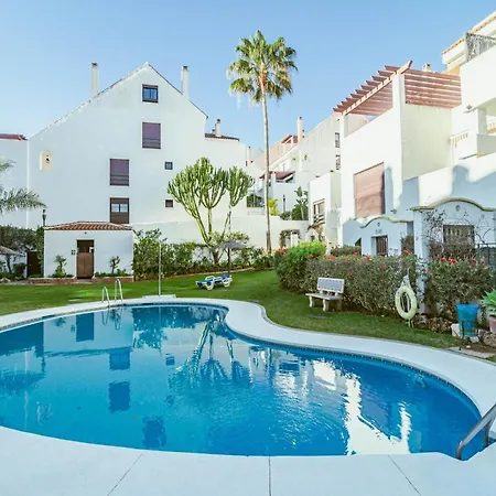 Amazing 2-bedroom Retreat In Nueva Andalucia, Steps From Centro Plaza Apartment