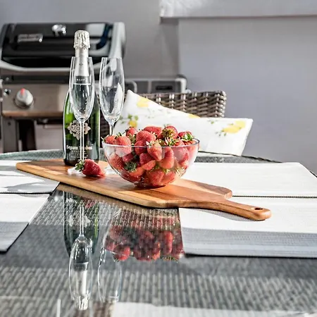Apartment Amazing 2-bedroom Retreat In Nueva Andalucia, Steps From Centro Plaza *