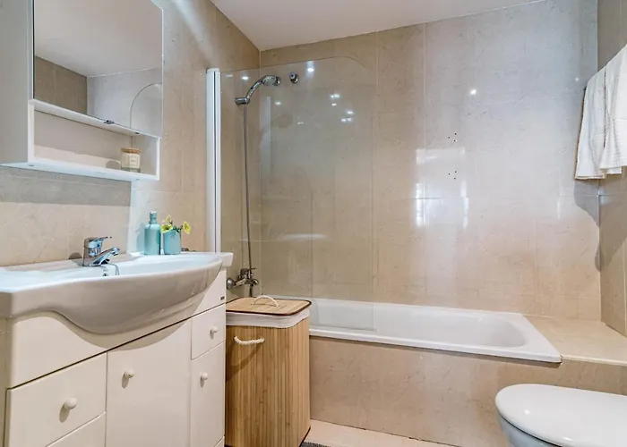 Amazing 2-bedroom Retreat In Nueva Andalucia, Steps From Centro Plaza Apartment