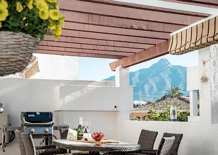 Amazing 2-bedroom Retreat In Nueva Andalucia, Steps From Centro Plaza Apartment *