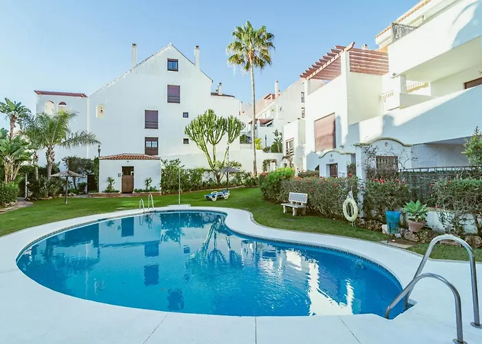 Amazing 2-bedroom Retreat In Nueva Andalucia, Steps From Centro Plaza Apartment