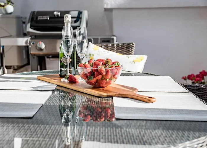 Apartment Amazing 2-bedroom Retreat In Nueva Andalucia, Steps From Centro Plaza *